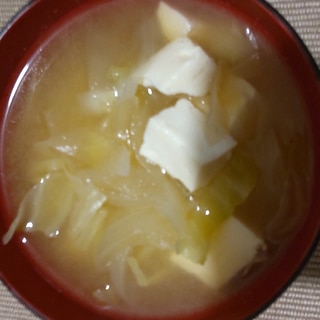 豆腐、キャベツの味噌汁